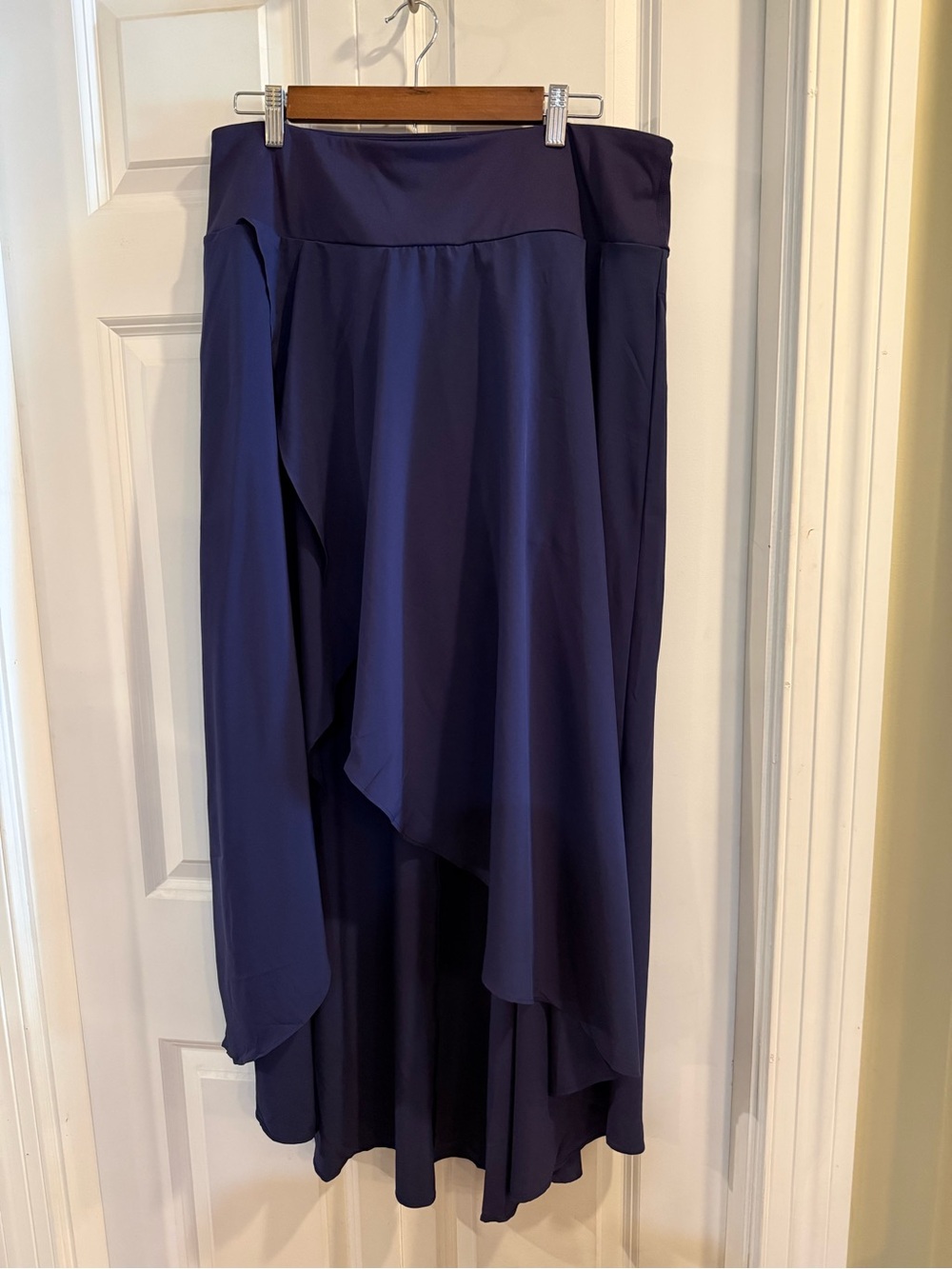 HALARA Navy High-Low Skirt